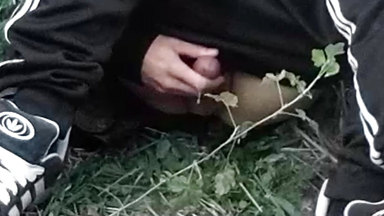 Watch Jon Arteen's ass in the behind-the-scenes replay as the twink cleans up the cum after he ejaculated outdoors