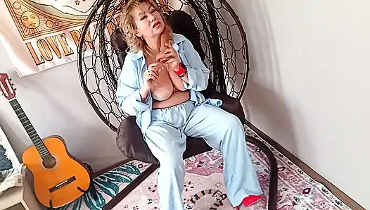Psikolog Nadezhda Viktorovna ihmalkar öğrencilerinin neşesi için tüm zor işlere atlıyor ...))