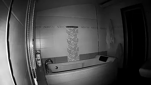 Stella bereitet sich auf ein bad im badezimmer vor - echte amateur-voyeur-szene