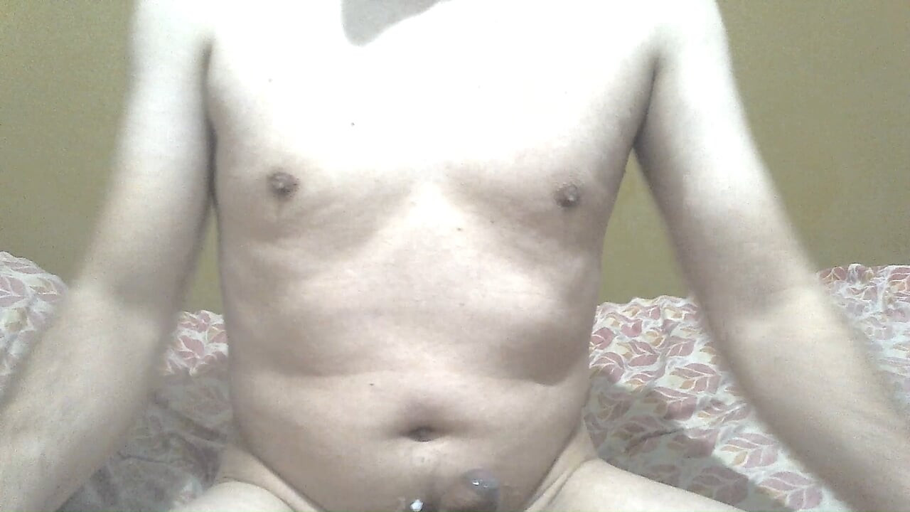 Gay de pele branca se masturbando sozinho no quarto até gozar na própria barriga