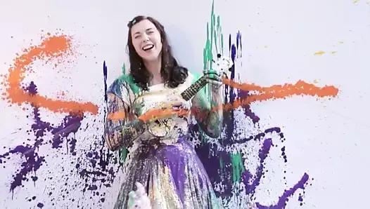 Lisa Hannigan被泼溅、弄脏并被油漆覆盖