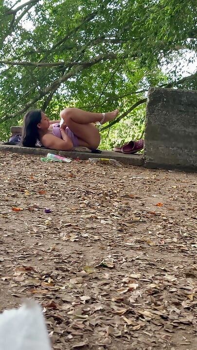 Vecina mea este prinsă masturbându-se
