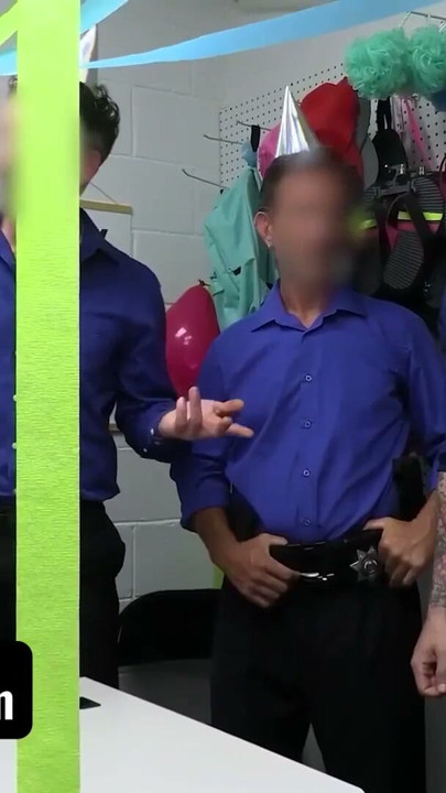 Shoplyfter - sarışın genç üçüncü kez hırsızlık yaparken yakalandı ve güvenlik ekibi tarafından toplu tecavüze uğradı | Klip 1