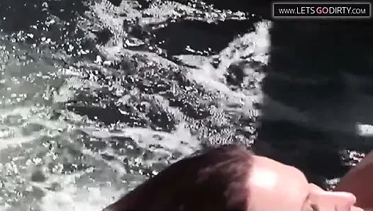 Cowok penjaga kolam renang suka seks anal