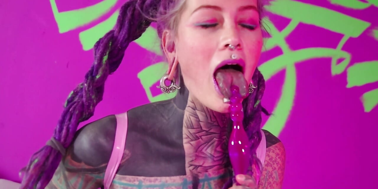 Inked Girl Self-Assfucking - Rå Anal Onani