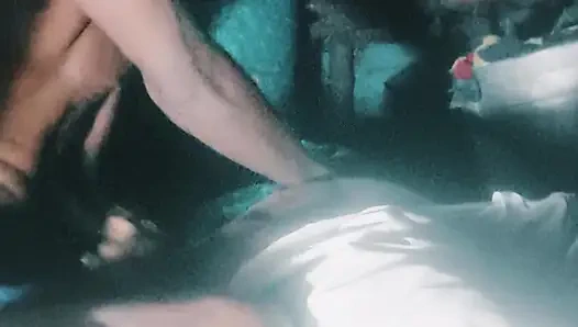 Sobald das jungfräuliche Mädchen von der Schule zurückkam, fing sie an, Paella-Schichten zu machen, um den Durst ihrer Muschi zu stillen.