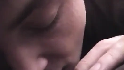 Küçük memeli curiois zenci bebek beyaz yarağa binmeyi seviyor