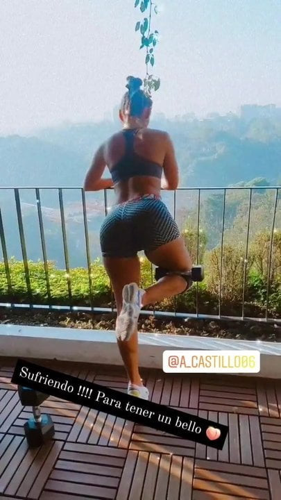 Gaby coronada ejercitando nalgas