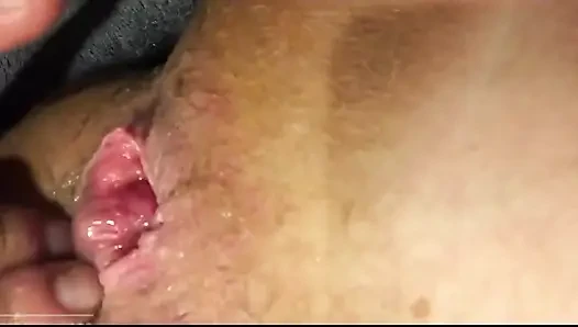 2 parmakla ıslak pembe deliğimi sikiyorum