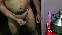 Menino indiano fazendo punheta na casa do tio materno, sua tia o pegou em flagrante e chupou seu pau