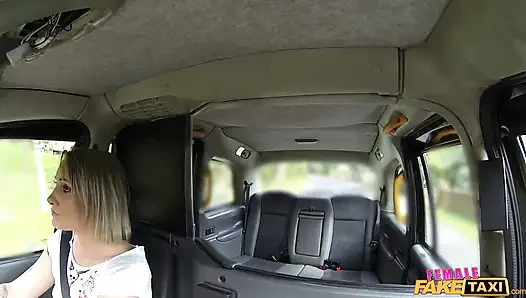 Weibliches Fake Taxi - das versaute mädchen, das ich weiß, sprang heute in mein Taxi, und Chloe lovette verschwendete keine zeit, ihre titten raus zu bekommen