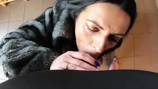 Zarif kürk kaplı sürtük ahşap masada sikiliyor ve iki kez dölle kaplanıyor