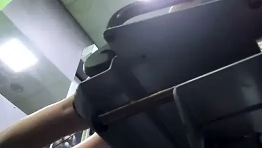 Трахаю пальцами киску в спортзале Jucielussie
