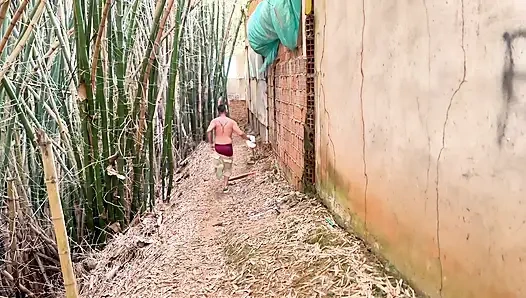 Dicker arsch und wilder sex im wald: Die kolumbianische Kitty DJ zeigt ihre hintern im freien 🍑