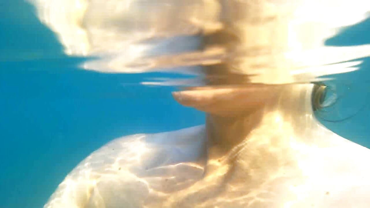 Luna sucks her mouthpiece underwater before getting fucked