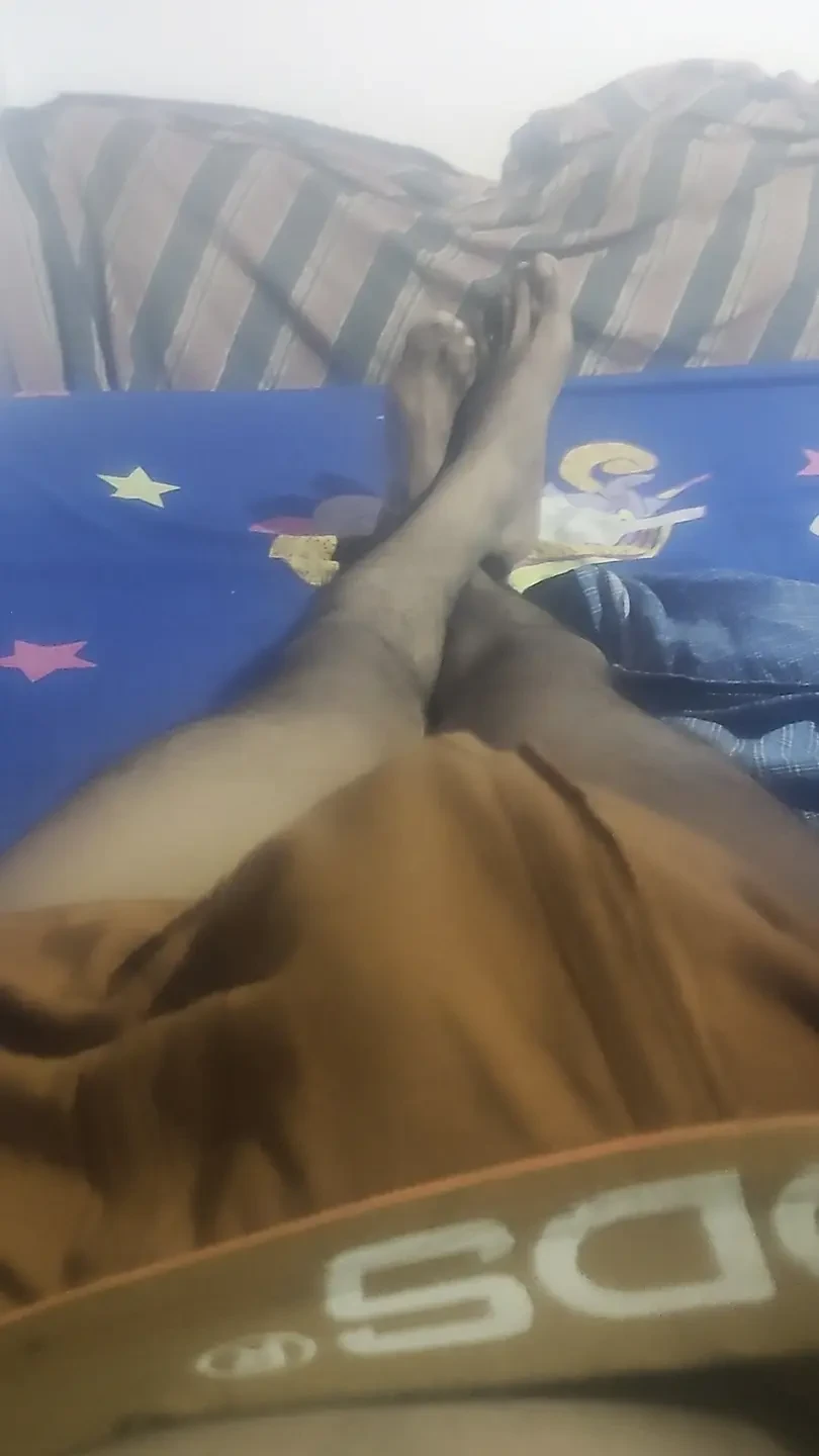 继妹手里拿着我的并摇晃它