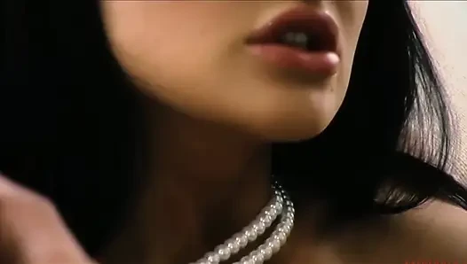 Aletta Ocean держит ее перчатки на, как он кончает на них после глубокого траха