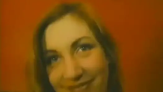 Amateurin mit kleinen titten lutscht schwanz in der badewanne