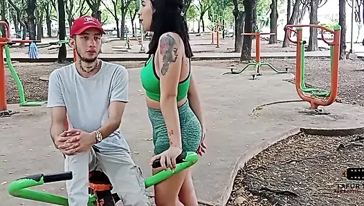Aku merayu tetanggaku di taman, dan aku memberinya uang untuk menyetubuhi memekku dengan sangat baik sampai crot di mulut cerita lengkap