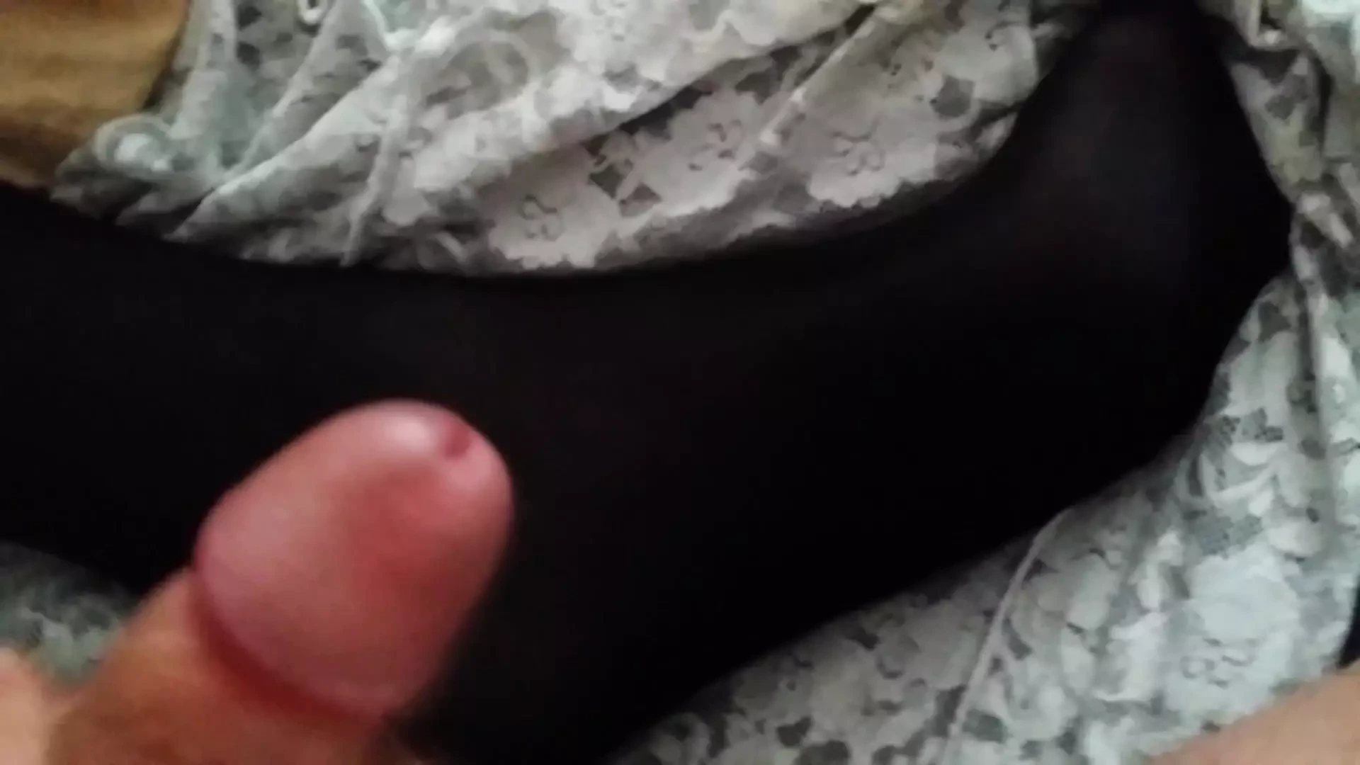 Éjaculation sur ses propres pieds en nylon