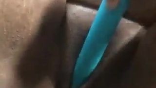 Une fille noire baise sa chatte avec un vibromasseur