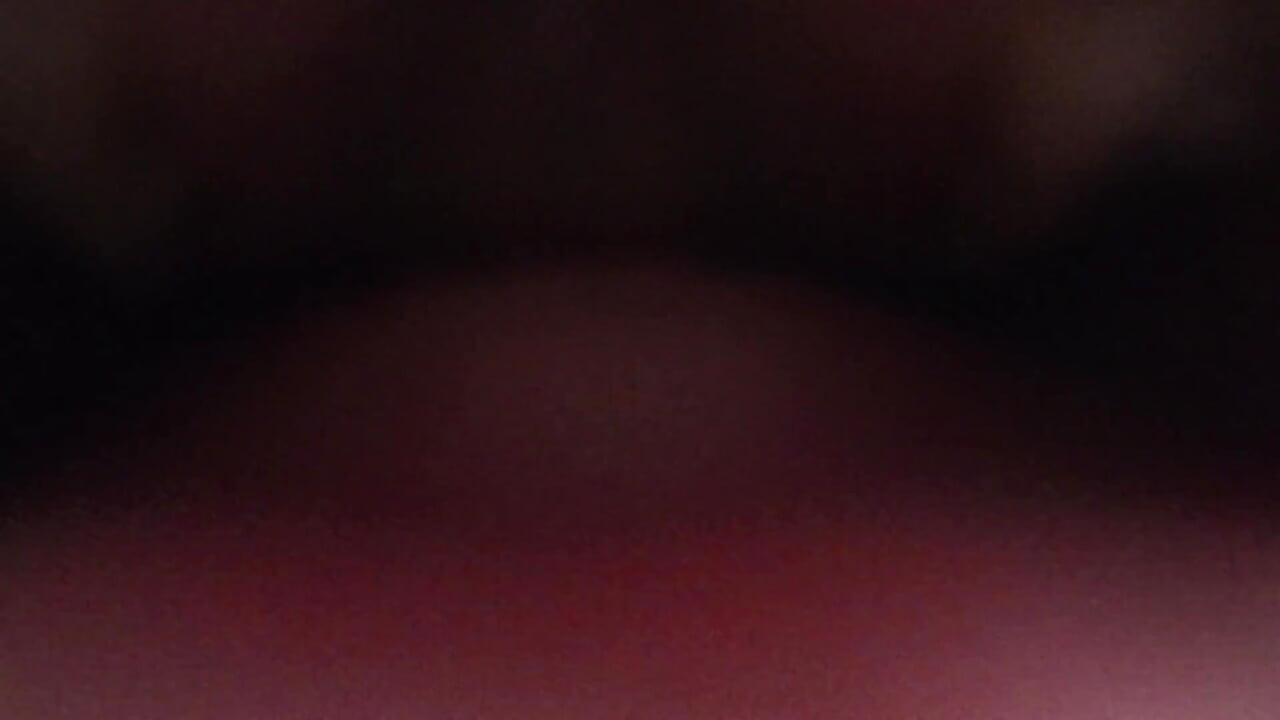 Drobný muž pohlcený jeho přítelkyní Obryně zblízka do pusy