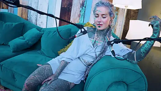 F hakkında konuşuyorum - korku - asmr podcast sfw konuşuyor gotik sıska kız dreadlocks dövmeli model dövmeli kız