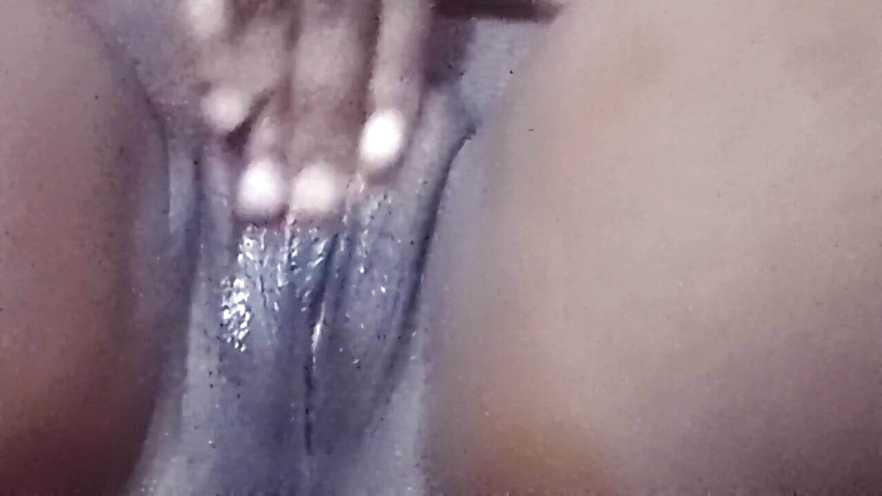 Bein schüttelnde muschi pulsierende orgasmen fingern meine rasierte muschi, squirtet hart