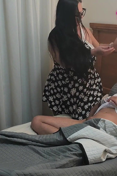 팬을 위한 비디오, 침대에서 배다른 아들을 놀라게 했습니다.