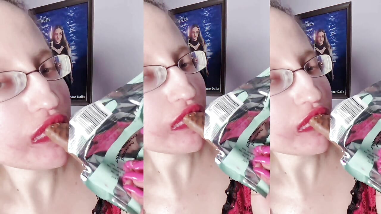 Asmr édes csokoládé evés - asmr, szemüveg, óriásnő, rúzs, nagy ajkak, nyögés, étel, arcfétis, hosszú körmök