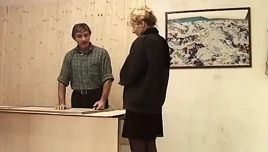 Зрелую милфу-блондинку трахнули пальцами и жестко трахнули в чулках