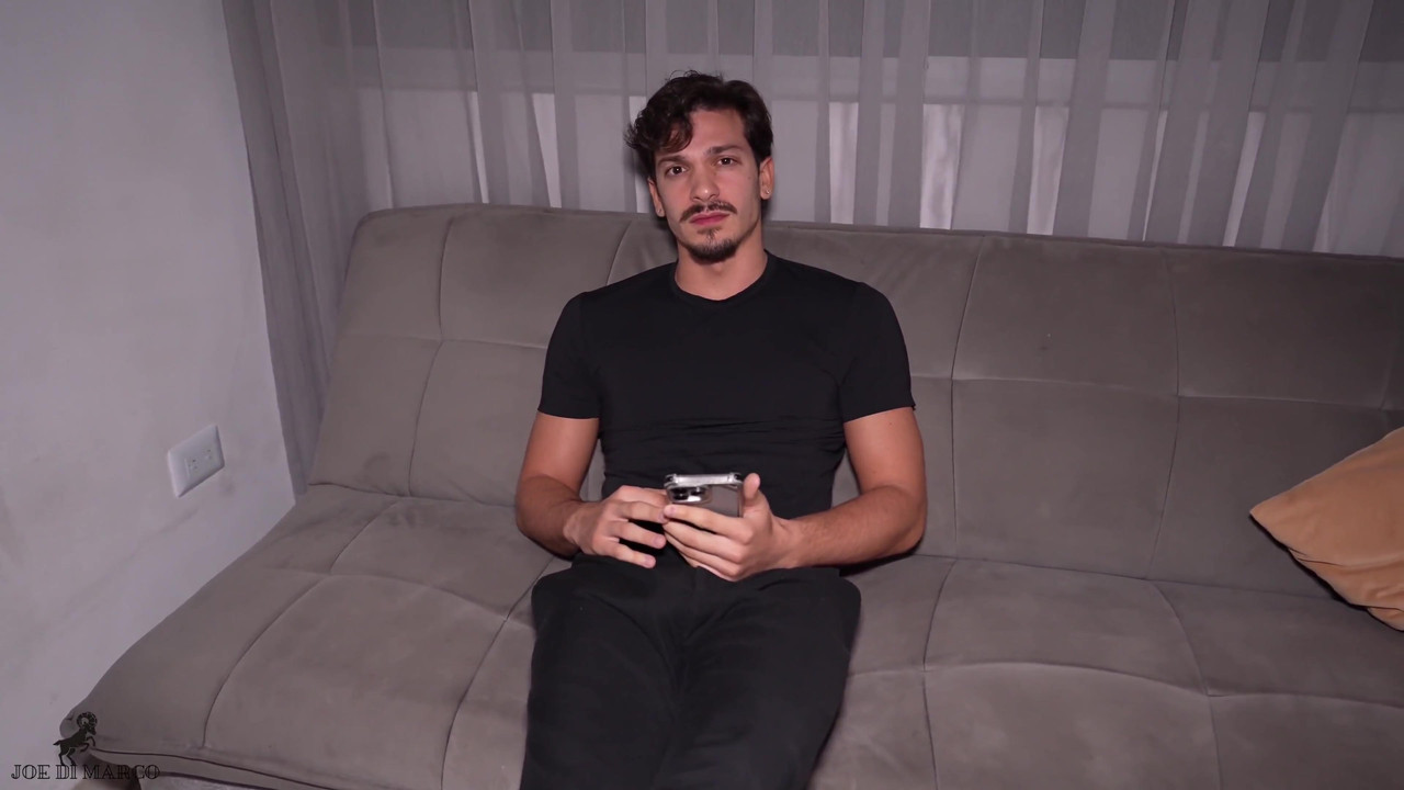 我的朋友邀请我去他房间, 和他18岁的哥伦比亚朋友发生关系