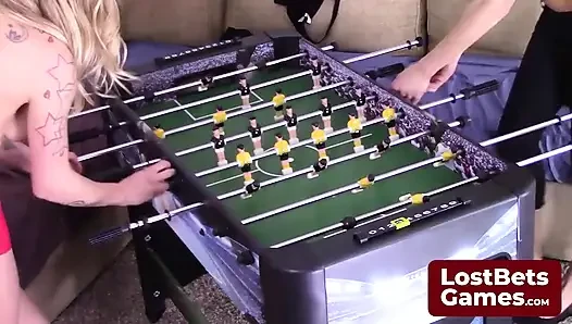 Zwei beste freunde navigieren in diesem komdischen Strip-Foosball-spiel