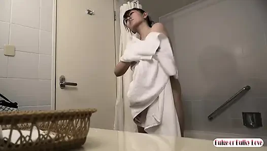 Pertemuan cewek dengan tubuh aduhai ini dipijat dengan nikmat, sambil sepong kontl dengan nikmat