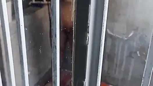 Verandadaki komşum banyo yapıyor zengin götlü inanılmaz göğüsleri var bu esmer Kanada'da bulunduğu bir tanrıça