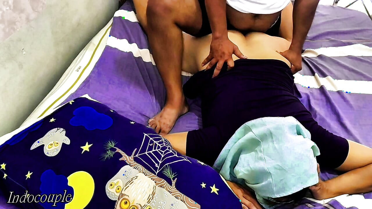 미니스커트 케바야 입은 섹시한 여자랑 관능적인 팬티 마사지