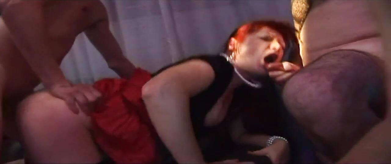 黑发熟女在激烈的中被撑开