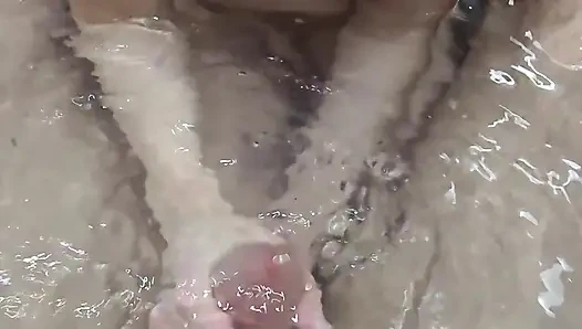 Дрочка в ванне закончилась горячим камшотом под водой!