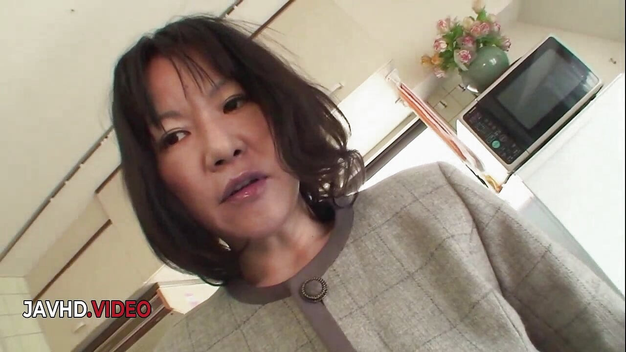 成熟的真島清繪用震動棒享受她毛茸茸的貓咪