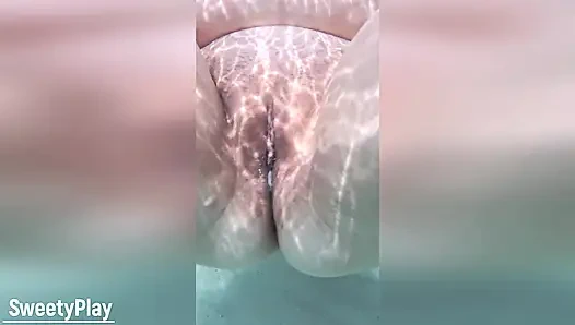 Yabancı plajda amcığımın içine boşalıyor. Su altında dölleme