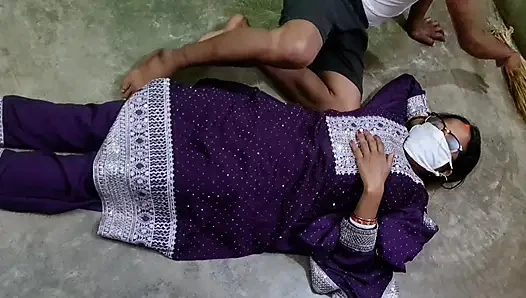 Kakak ipar india di luar ruangan sama suaminya