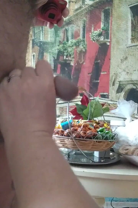 Lutscht meinen schwanz und bekommt einen schluck sperma