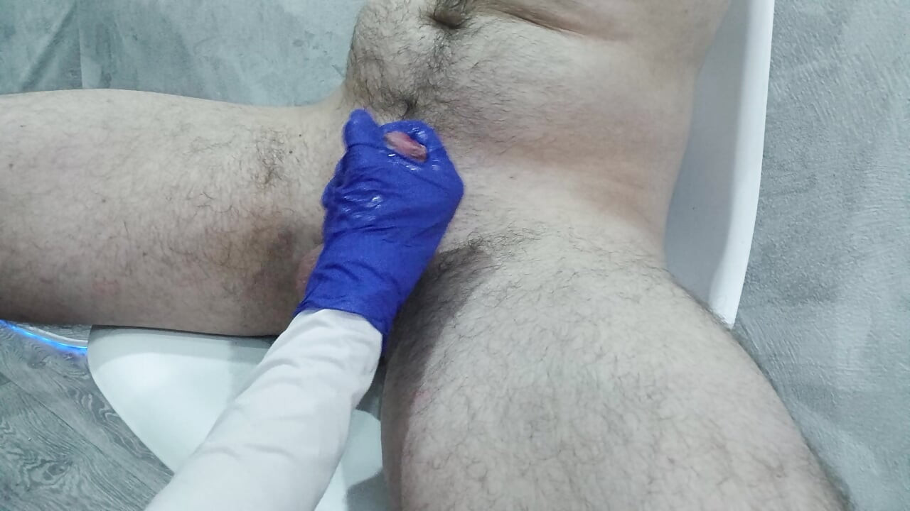 护士彻底按摩患者的睾丸和，以收集精子进行分析。