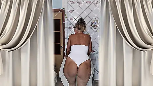 Lukerya si ibu-ibu hot dengan lingerie putih lagi asang muasin memeknya sendirian di dapur