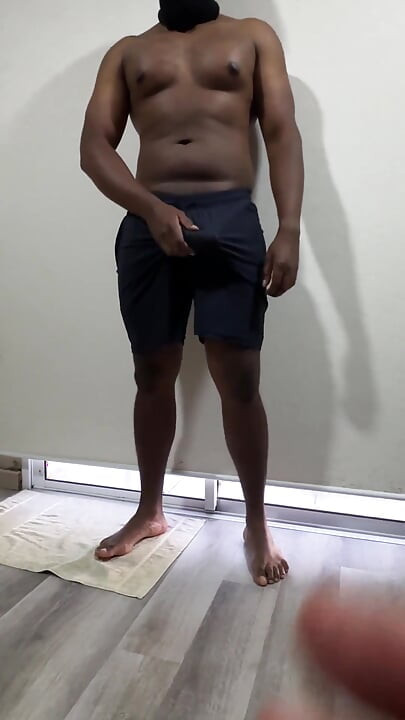 Pušenje kurca crncu prije nego što svrši