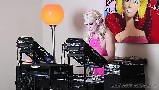 Brittany Andrews sikişerken göt deliğini ıslatıyor!