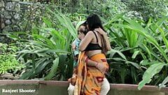 Indyjskie gorące pocałunki - dziewczyna dowcipna w sari