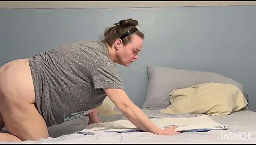 Üvey annem her iki deliğiyle de beni çalıştırıyor ve götüne sert boşalmamı sağlıyor!!