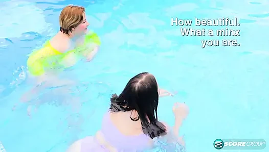 Doğal mary brown ve molly ile havuzda bir gün