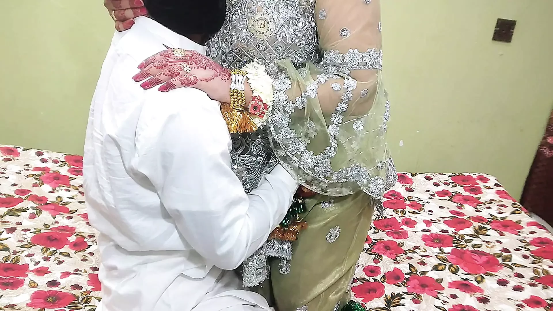 Hintli desi kız düğünden💦 önce sert sikiliyor güzel ateşli kız ko mehndi wali raat he chod diya